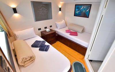 Twin bed cabin lower deck 2