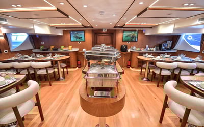 Twin bed cabin lower deck 1