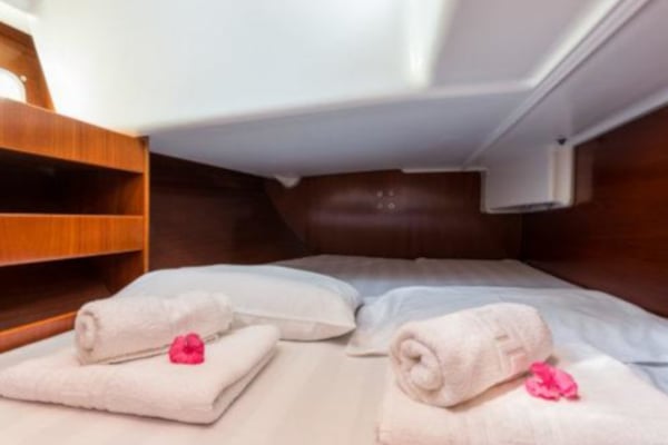 Simonetta (Bow Thruster, electric heads, Solar Panel)