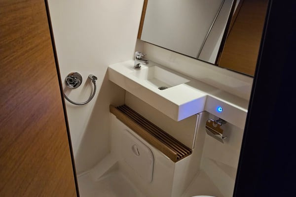 Virginia (A/C, Gen. 10kVA, Watermaker 160L/h, Electric Winch)