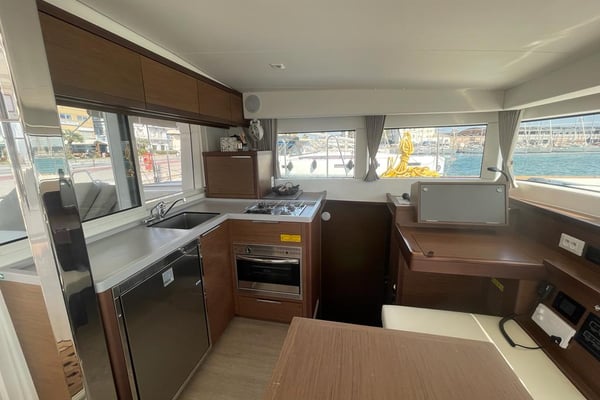 Nina (A/C, Gen 10KWA, watermaker, electric winch)