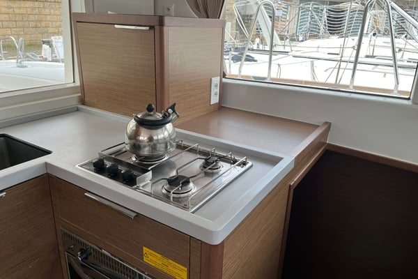 Senza Meta  (A/C and Generator)