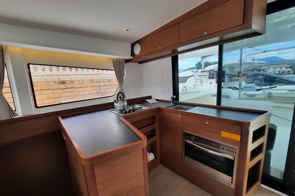 Senza Ma (A/C and Generator)