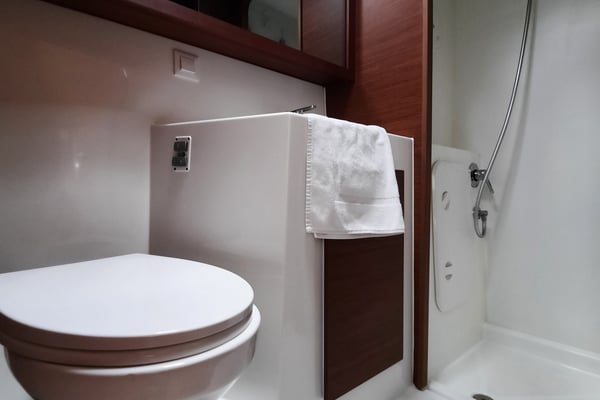 Senza Ma (A/C and Generator)