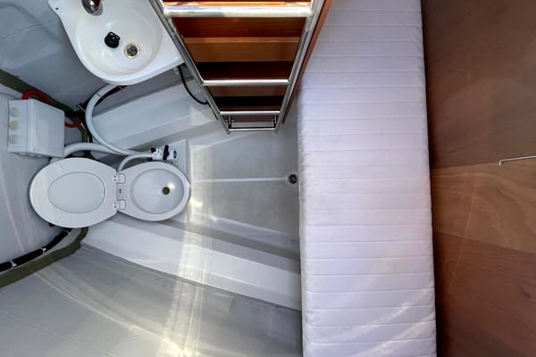 Black Swan (A/C - Generator - 12 pax)