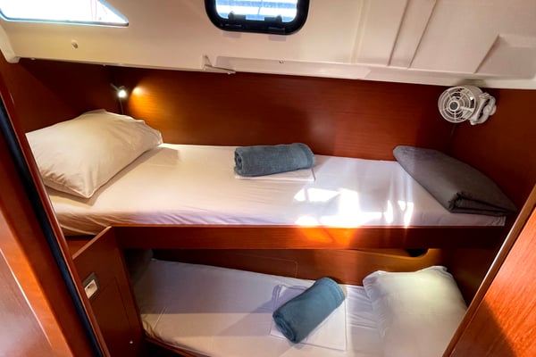 Black Swan (A/C - Generator - 12 pax)