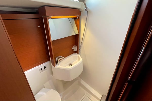 Black Swan (A/C - Generator - 12 pax)