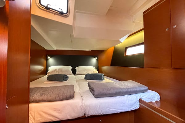 Black Swan (A/C - Generator - 12 pax)