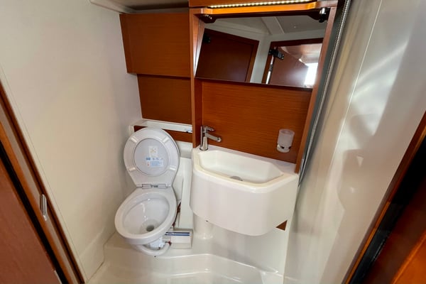 Black Swan (A/C - Generator - 12 pax)