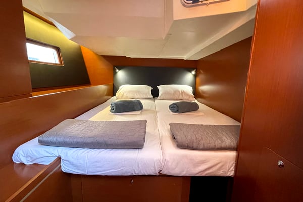 Black Swan (A/C - Generator - 12 pax)