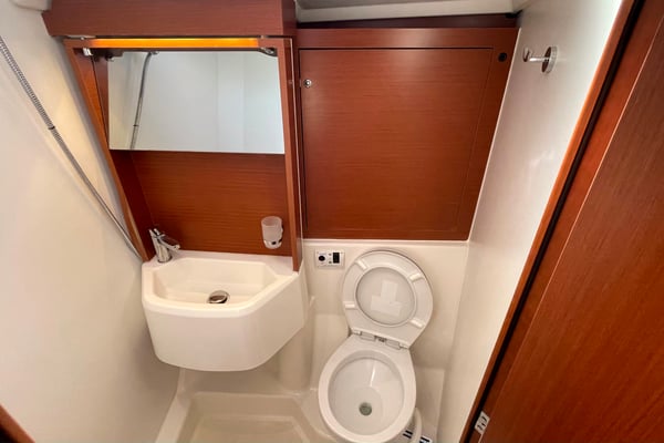 Black Swan (A/C - Generator - 12 pax)