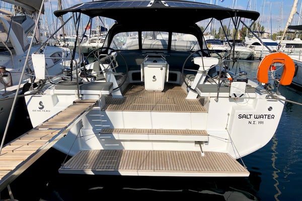 Salt Water (A/C - Generator - Inverter - 12 pax)