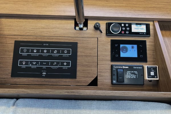 Salt Water (A/C - Generator - Inverter - 12 pax)