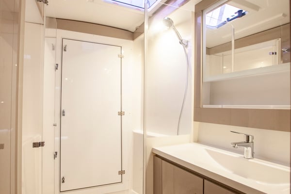 Shower (starboard side)