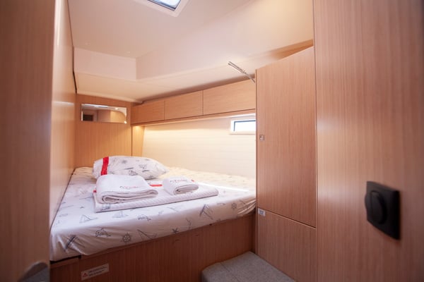 Front Cabin (starboard side)