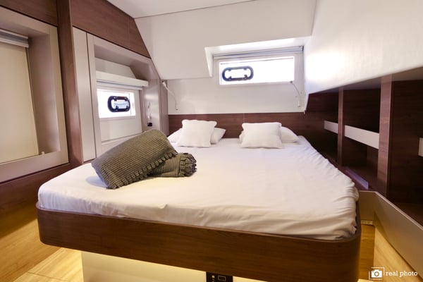 Monia - A/C, Generator, Water maker