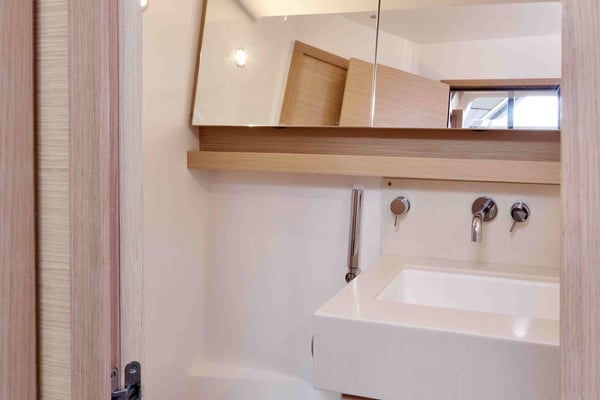 Cassiopea - A/C, Generator, Water maker, Solar Panel