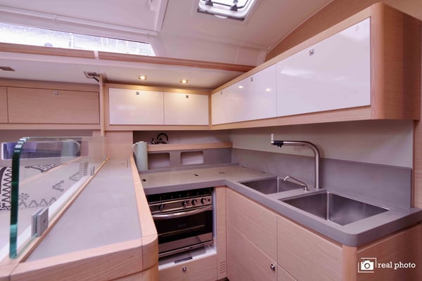 Cassiopea - A/C, Generator, Water maker, Solar Panel