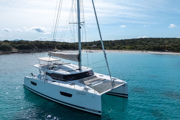 Amapola - A/C, Generator, Water maker. Solar panel