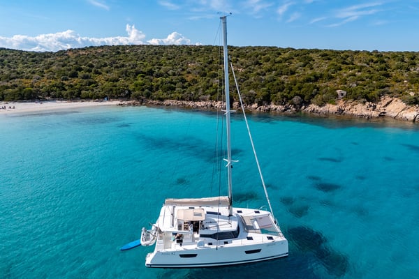 Amapola - A/C, Generator, Water maker. Solar panel