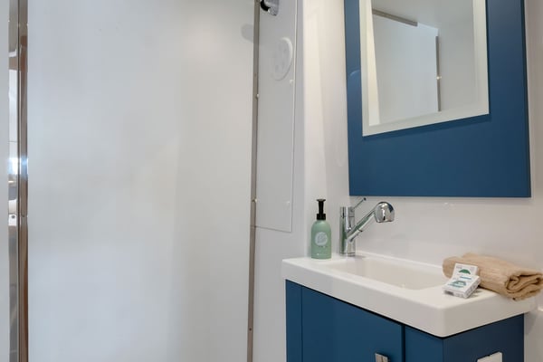 Amapola - A/C, Generator, Water maker. Solar panel