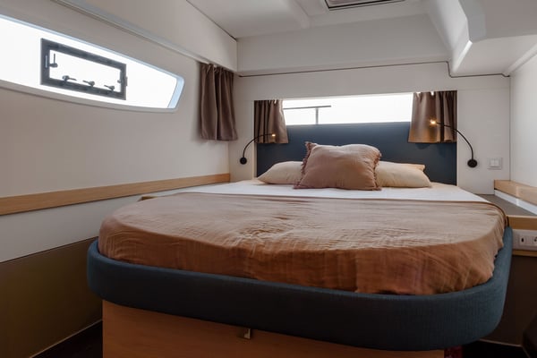 Amapola - A/C, Generator, Water maker. Solar panel