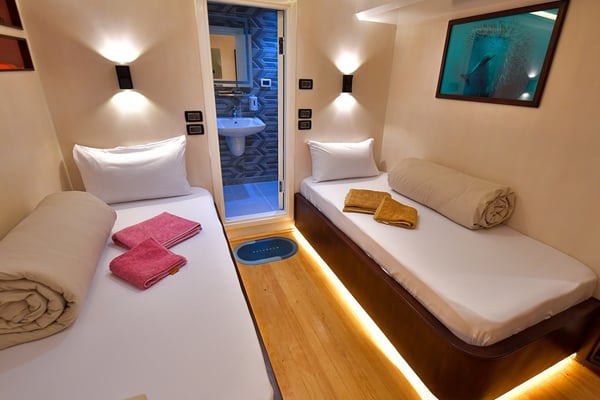 Twin bed cabin lower deck 2