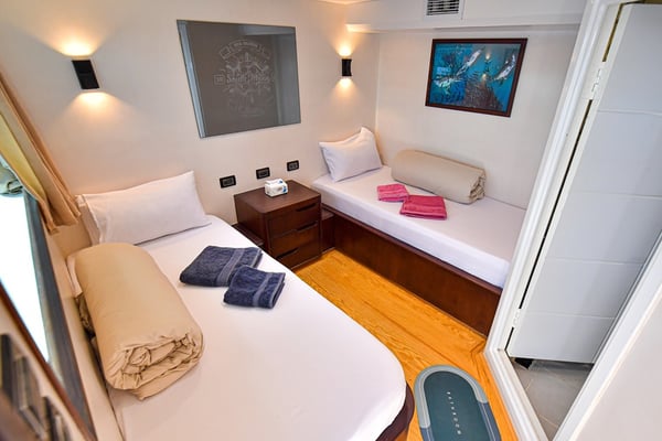 Twin bed cabin lower deck 2