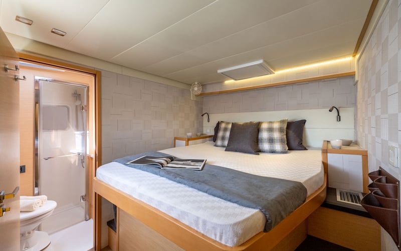 Royal Hearts (A/C - Generator - Refit 2024)