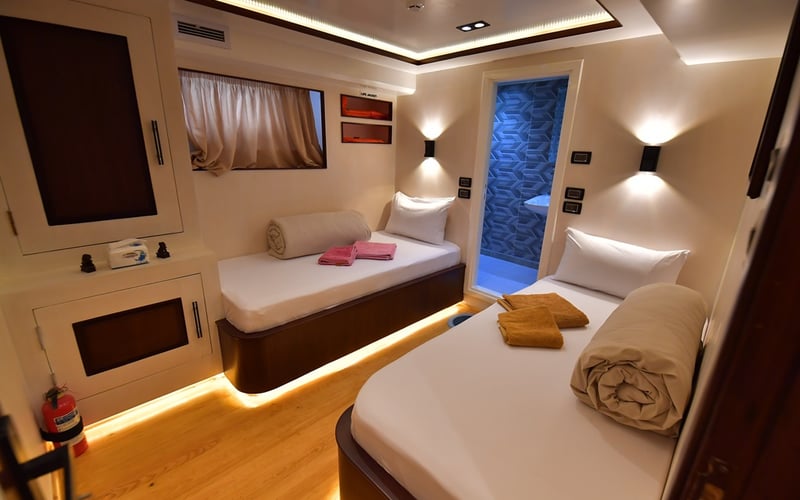 Twin bed cabin lower deck 3