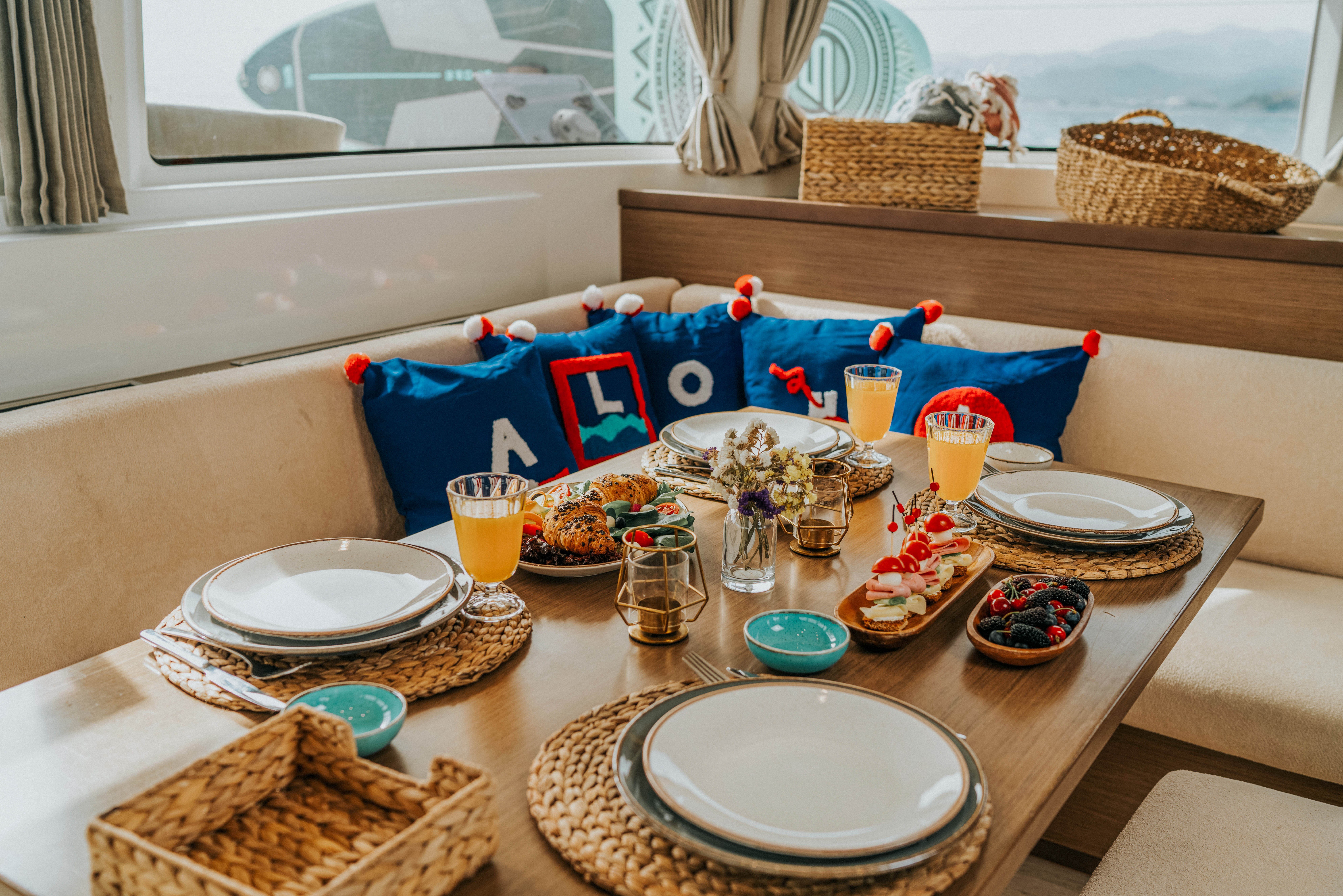 Hydra - Catamaran in Karagözler