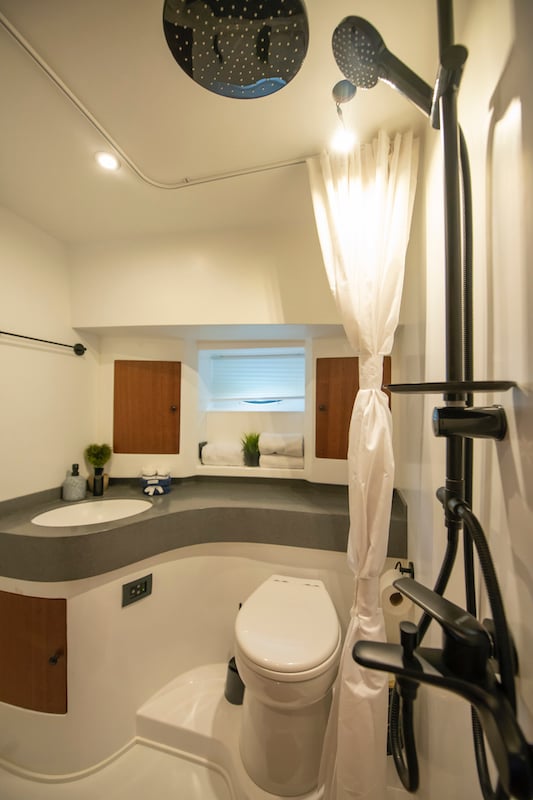 Golden Blue - Motor Yat içinde Karagözler