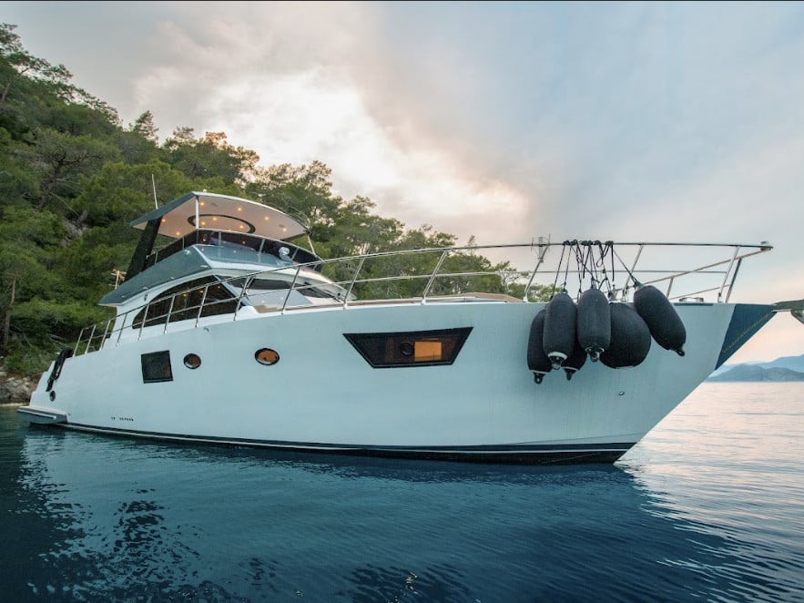 Golden Blue - Motor Yat içinde Karagözler