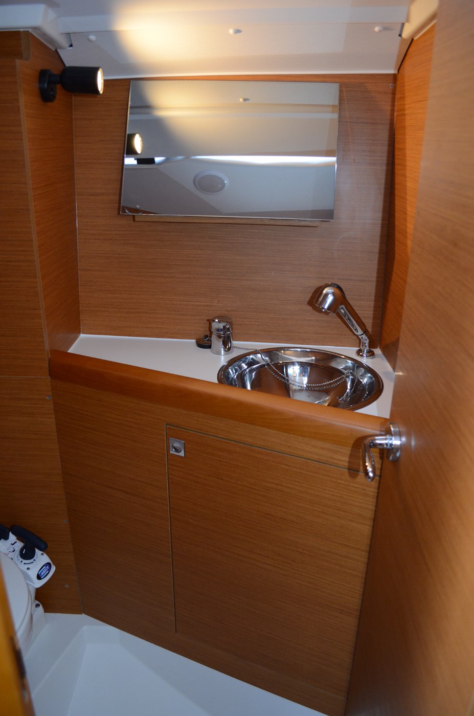 Višnjica - Sailboat in Ploče