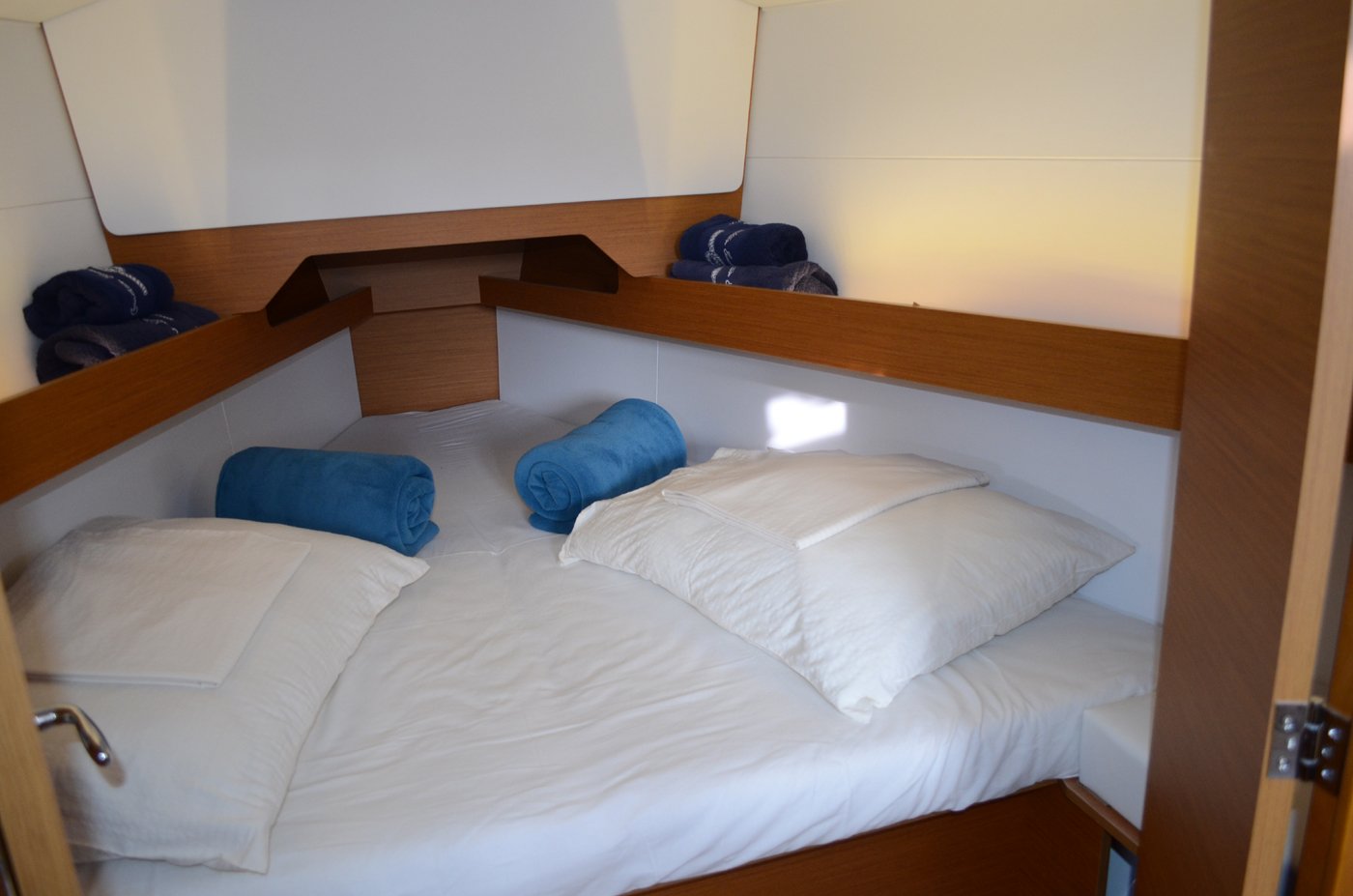 Višnjica - Sailboat in Ploče