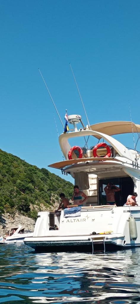 Running on Waves - Motor Yacht in Pula