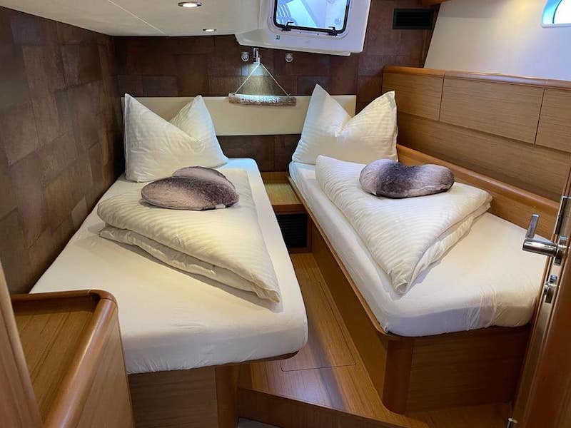 CHAMPAGNE - Sailboat in Šibenik