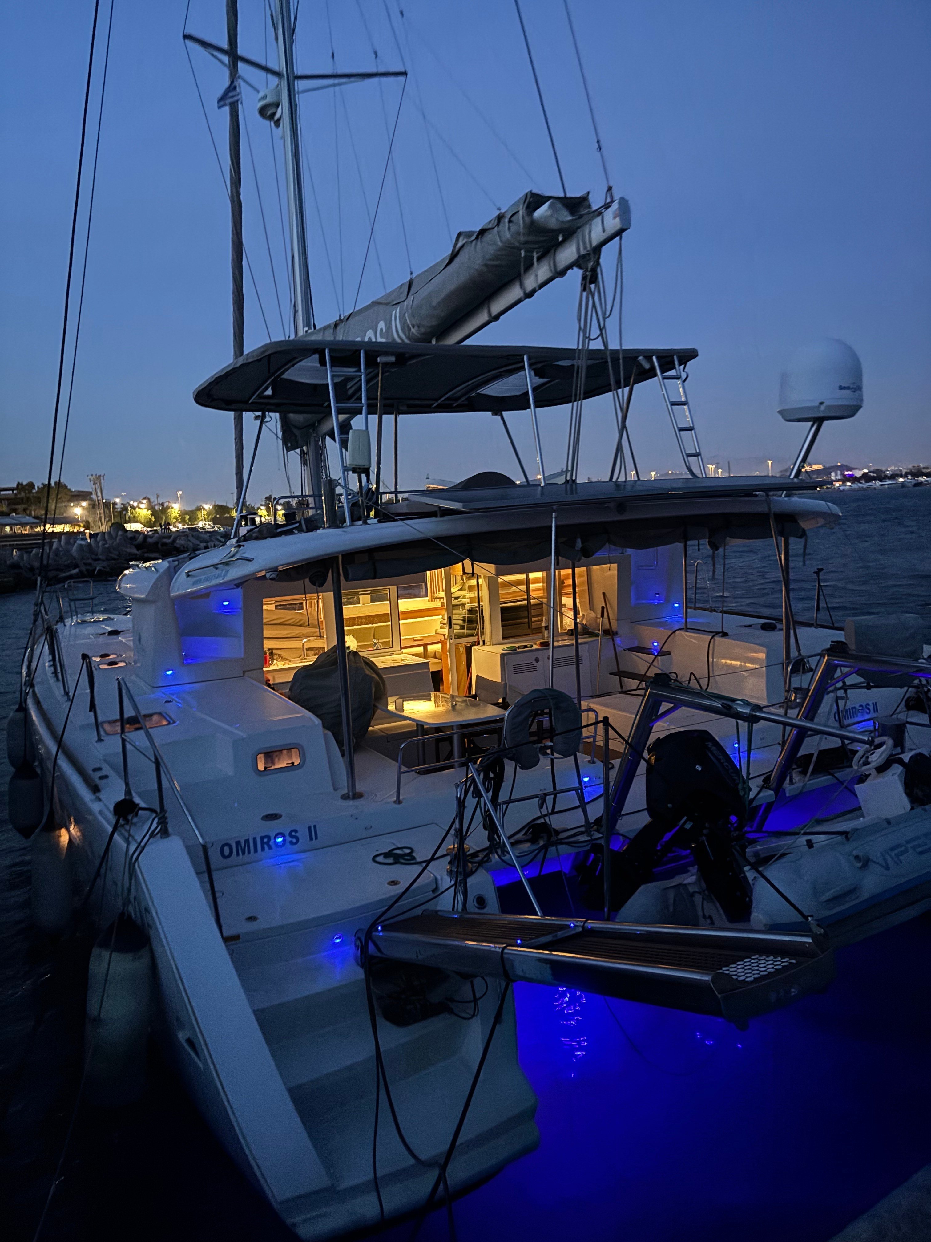Omiros II - Katamaran içinde Alimos