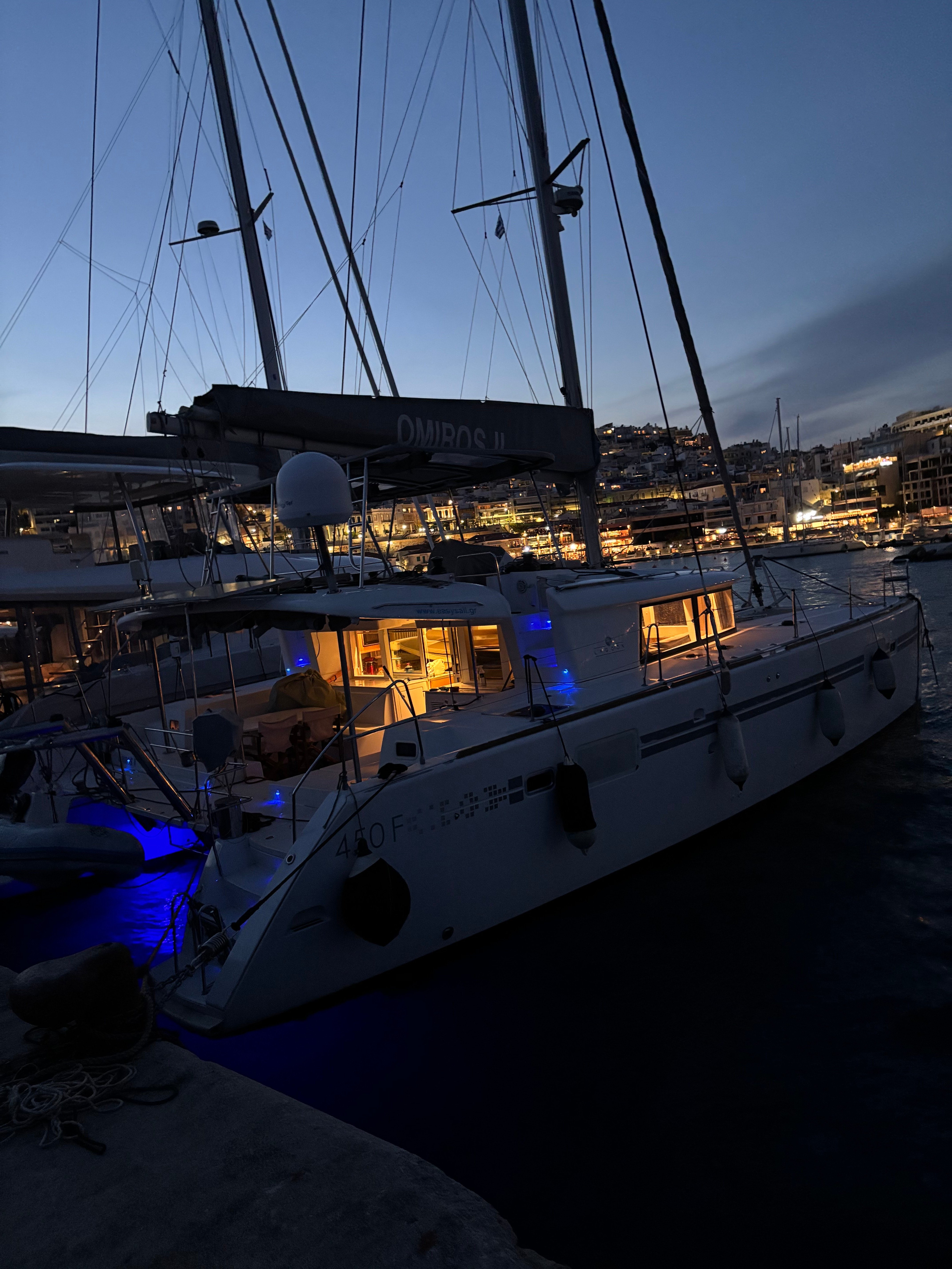 Omiros II - Katamaran içinde Alimos