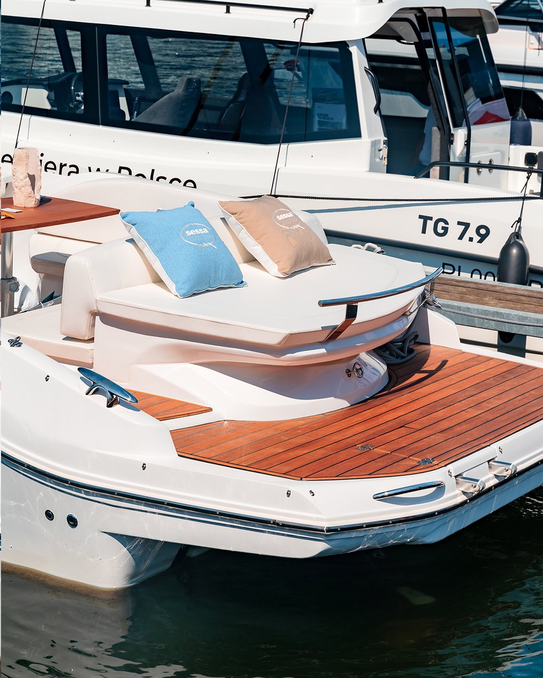 Capricorn - Motor Yat içinde Bibinje