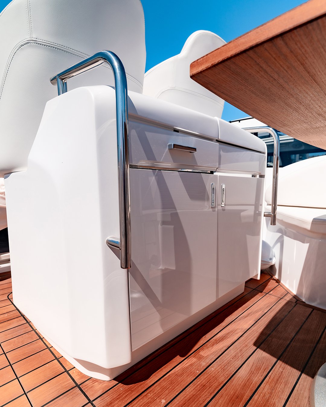 Capricorn - Motor Yat içinde Bibinje