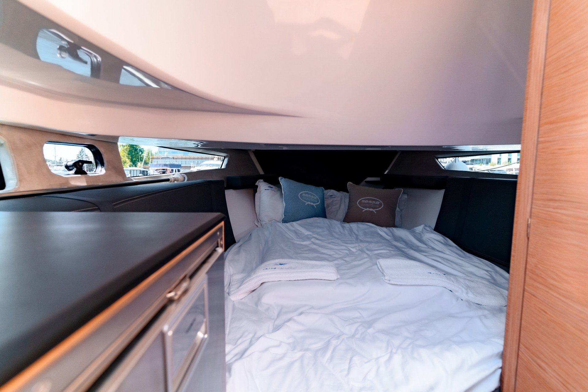 Capricorn - Motor Yat içinde Bibinje