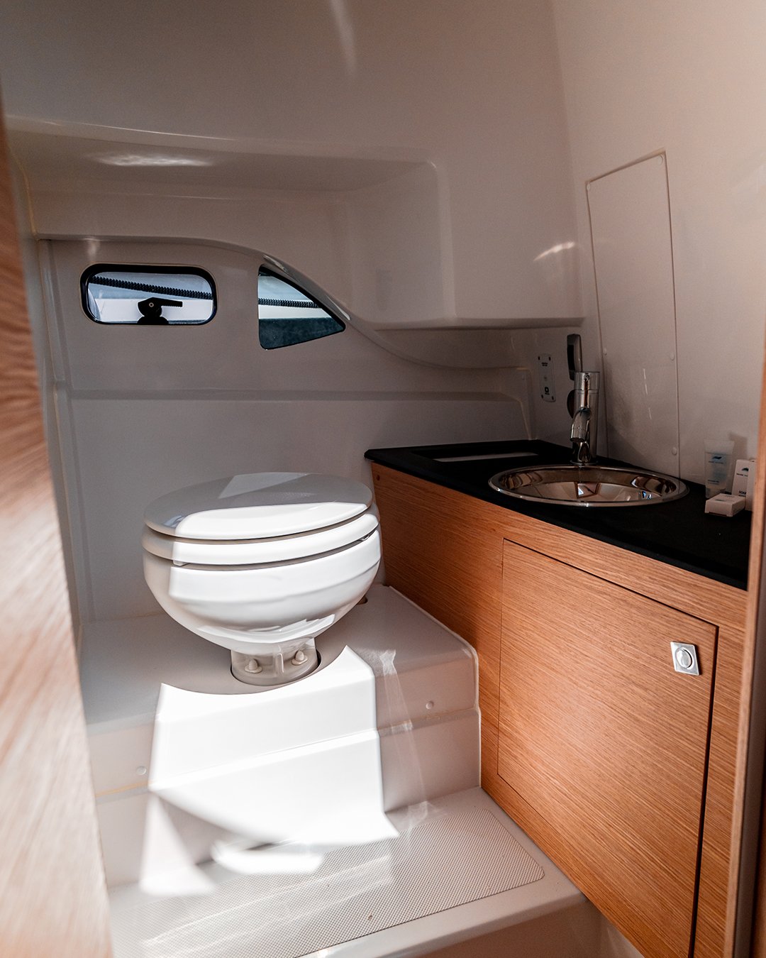 Capricorn - Motor Yat içinde Bibinje