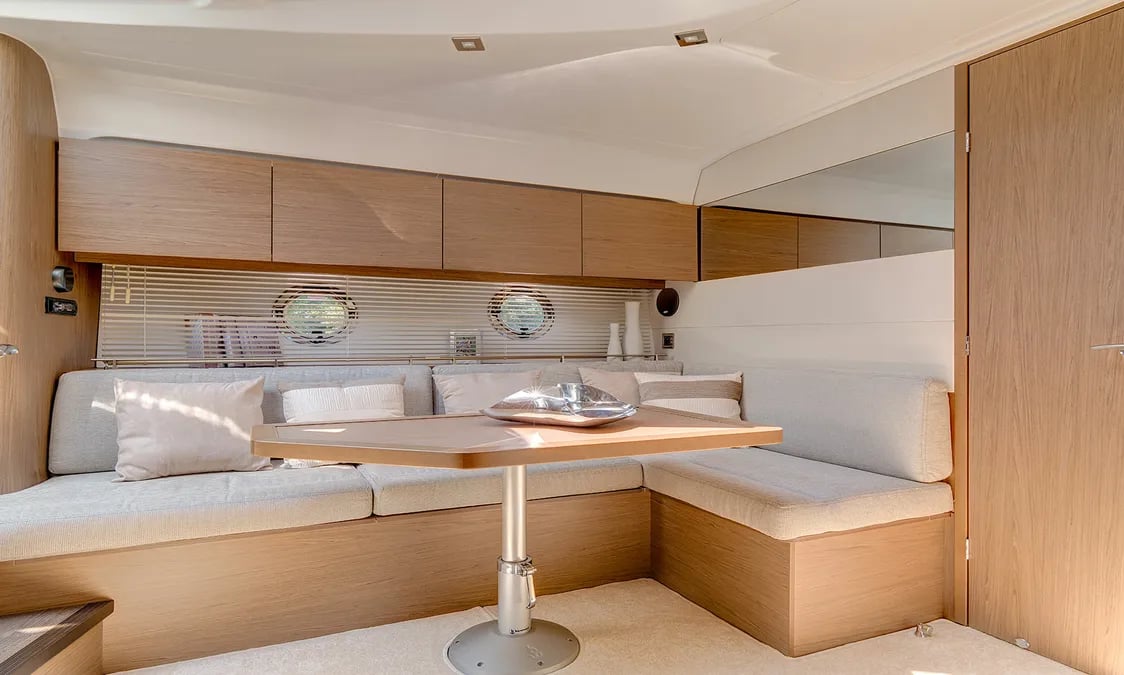 Monifa - Motor Yat içinde Bibinje