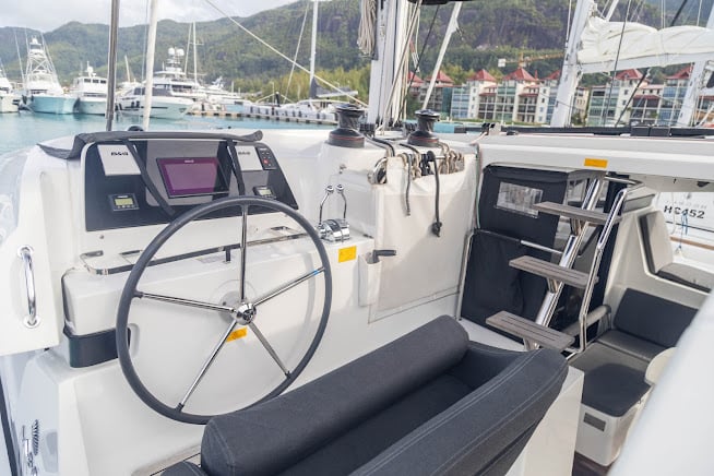 Ziromon - Catamaran in Providence