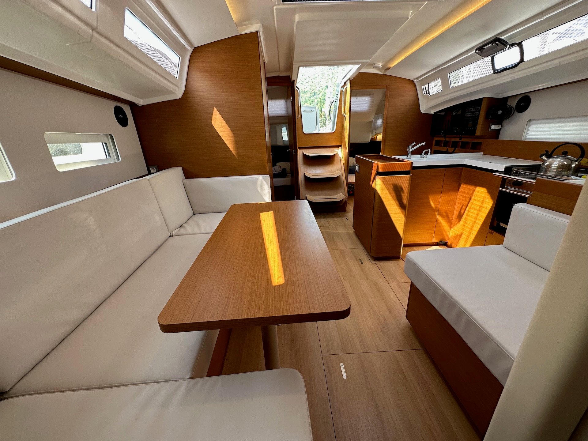 Wind Kiss - Yelkenli içinde Komolac