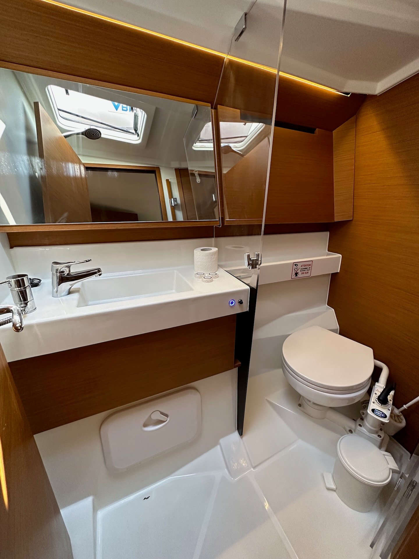 Wind Kiss - Yelkenli içinde Komolac