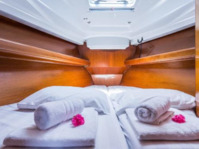 Simonetta (Bow Thruster, electric heads, Solar Panel)