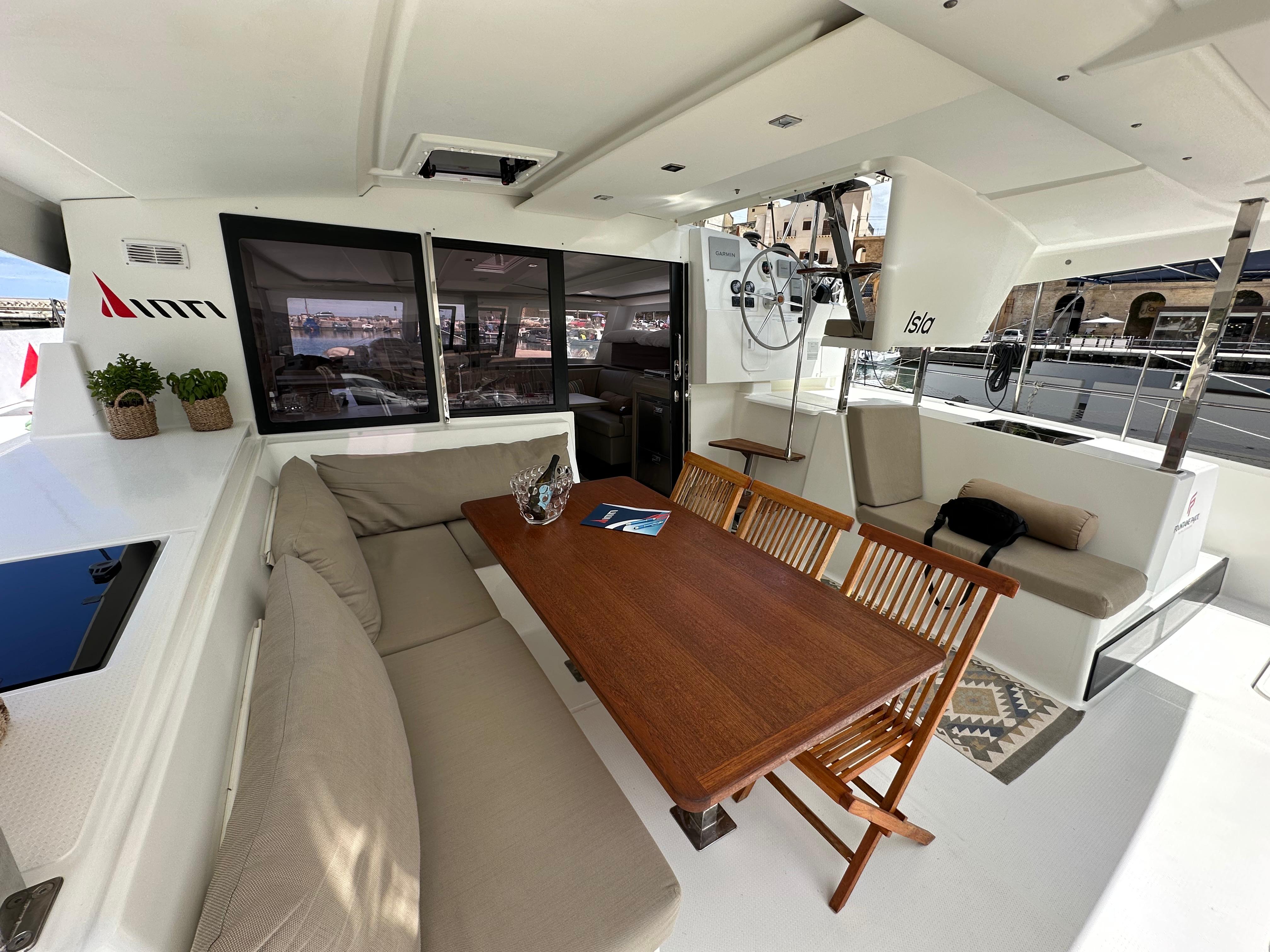 Isla - Catamaran in Castellammare del Golfo