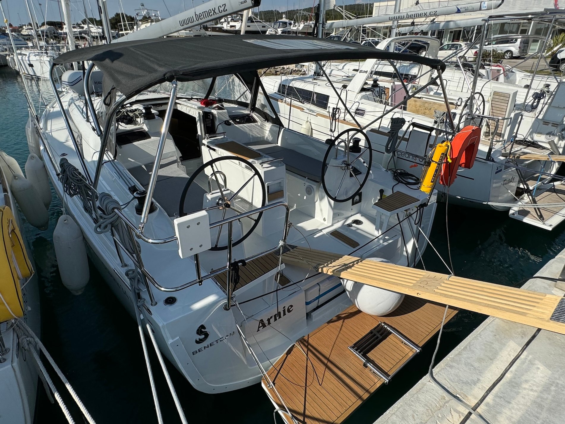 Arnie - Yelkenli içinde Bibinje